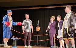 Turbulenzen um einen Boxkampf: Joggi Prill, Jannik Prill , Julika Früh , Simone Früh , Hansi Prill auf der Bühne der Richard-Wol