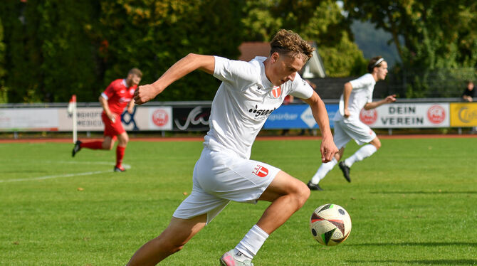 Scheitert einige Mal an Dorfmerkingens Keeper Christian Zech: Henoch Grauer vom Verbandsligisten TSG Tübingen. FOTO: KUNZE/EIBN Scheitert einige Mal an Dorfmerkingens Keeper Christian Zech: Henoch Grauer vom Verbandsligisten TSG Tübingen. FOTO: KUNZE/EIBN