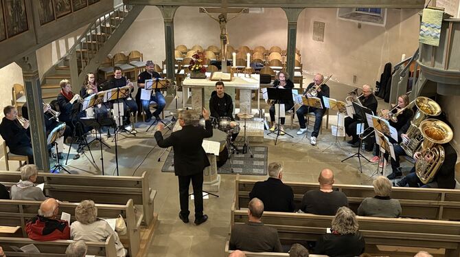Die Bezirksbläser gratulierten den Kollegen im Lautertal mit einem Ständchen.