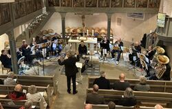 Die Bezirksbläser gratulierten den Kollegen im Lautertal mit einem Ständchen.