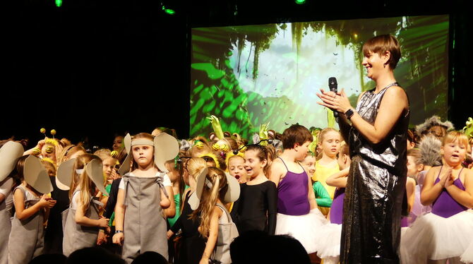 Tanzen Viele kleine und große Tänzer verzauberten mit ihren selbstgenähten Kostümen das Publikum und auch Tanzschulleiterin Sabrina Wur