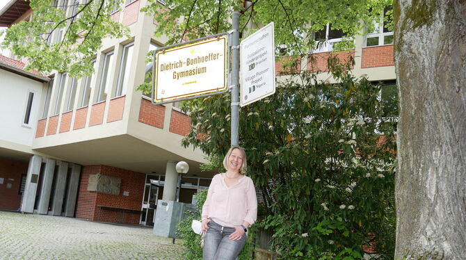 Noch ist alles beim Alten: Schulleiterin Ulrike Fezer steht auf dem Pausenhof des Dietrich-Bonhoeffer-Gymnasiums.