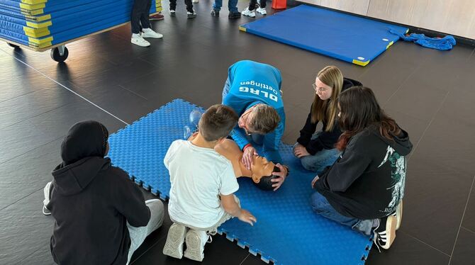 Die Schüler lernen, wie sie im Fall einer Katastrophe reagieren können - zum Beispiel mit Wiederbelebung.