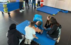 Die Schüler lernen, wie sie im Fall einer Katastrophe reagieren können - zum Beispiel mit Wiederbelebung.