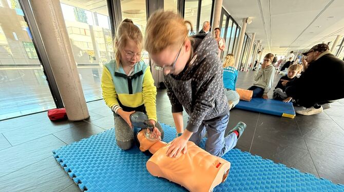 Katastrophenschutztag Schillerschule Dettingen Für den Ernstfall gewappnet: Die Sechstklässler üben am Katastropenschutztag Wiederbelebung.
