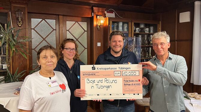 Gabriele Hoyh (links) überreicht den Spendenscheck über 10.000 Euro an Dr. Katharina Riebe und Philipp Nährig von Paluna und Osc