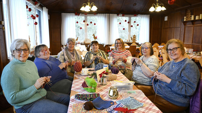 In gemütlichem Beisammensein stricken Gabriele Hoyh (Mitte) und ihre flotte Nadeln für den guten Zweck.