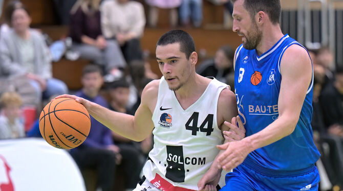 1. RL, 1. Regionalliga, Basketball, DBB, Maenner, Saison 2025/26, Suedwest, TSG Solcom Ravens Reutlingen Der Reutlinger Vito Barbarosa (am Ball) ist vom SV Möhringen nicht zu verteidigen. Hier versucht Tobias Heintzen sein Glück.
