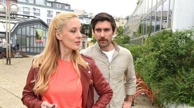 Funkenflug Lilian Klebow SokoWIEN Eine Szene aus der Folge »Funkenflug«: Der Journalist Konstantin Blomer (Kerim Waller) spricht Gruppeninspektorin Penny Lanz (Li