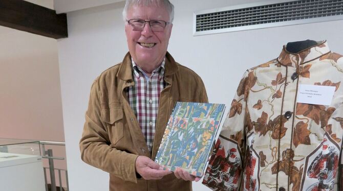 Grieshaber Kurt Femppel im Jahr 2017 mit Grieshaber-Objekten und dem von ihm herausgegebenen Buch »HAP Grieshaber - Angewandte Kunst«.