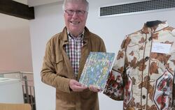 Kurt Femppel im Jahr 2017 mit Grieshaber-Objekten und dem von ihm herausgegebenen Buch »HAP Grieshaber - Angewandte Kunst«.