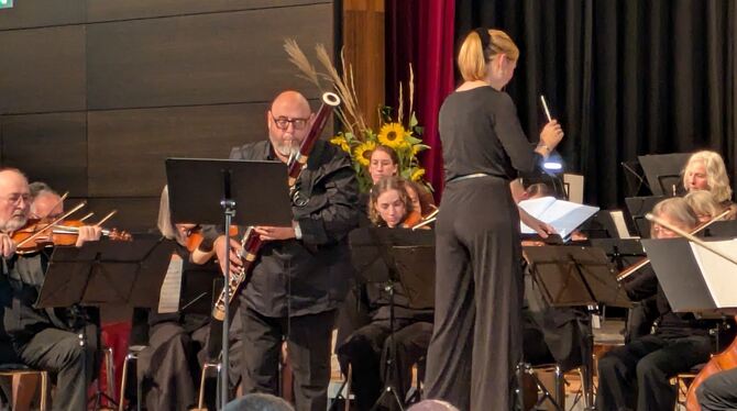 Maurizio Fedi als Solist im Fagottkonzert von Carl Maria von Weber, rechts Dirigentin Paula Stark.