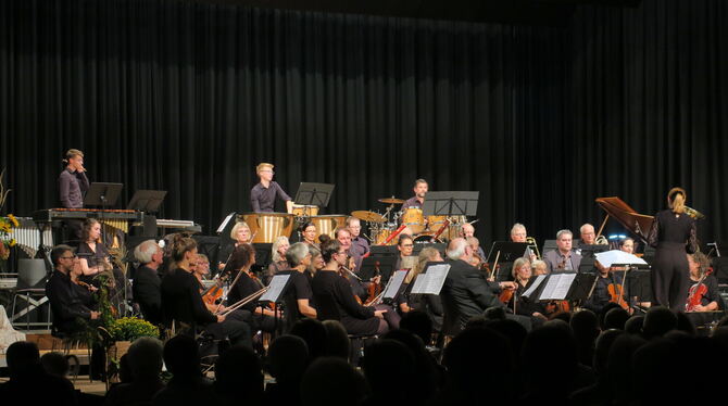 Größer denn je: das VHS-Orchester Dettingen beim Herbstkonzert in der Schillerhalle.