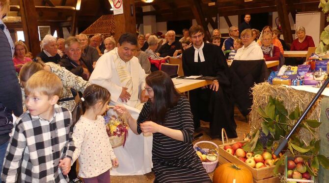 Die Kinder vom Rienzbühlkindergarten brachten ihre Erntedank- gaben in die Kelter, deren Existenz vor 550 Jahren erstmal in eine