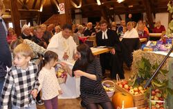 Die Kinder vom Rienzbühlkindergarten brachten ihre Erntedank- gaben in die Kelter, deren Existenz vor 550 Jahren erstmal in eine