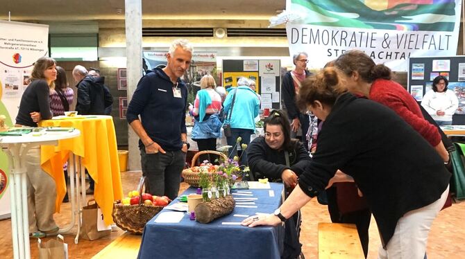 An Ständen innen und außen gab es Mitmach-Aktionen und Informationen zu ehrenamtlichem Engagement in Mössingen. FOTO: STRAUB
