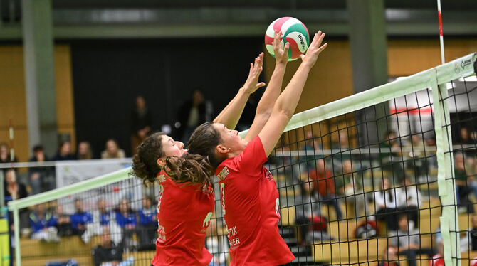 Kein Durchkommen für Reutlingen gegen den Rottenburger Abwehrblock um Anna Hauser (rechts) und Pia Angstenberger.  FOTO: KUNZE/E