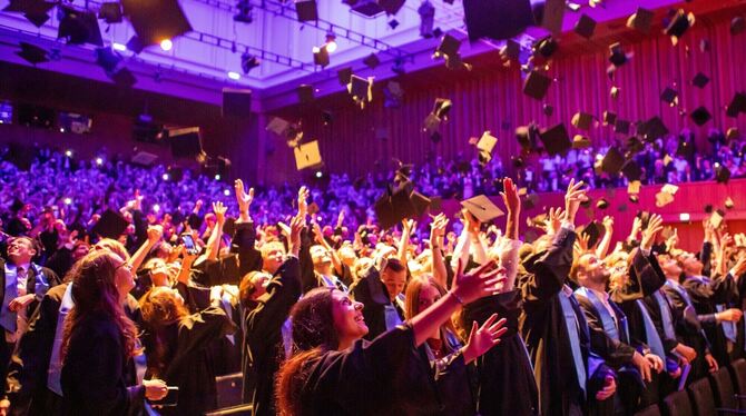 295 Hüte warfen die Graduierten in der Stadthalle in die Luft. FOTO: ESB 295 Hüte warfen die Graduierten in der Stadthalle in die Luft. FOTO: ESB