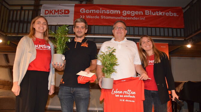 DKMS, Kicken gegen Blutkrebs Die DKMS-Vertreterinnen Angela Wistuba-Hamprecht (links) und Laura Jenter zusammen mit Heiko Grobis (links) und Wolfgang Poddig.