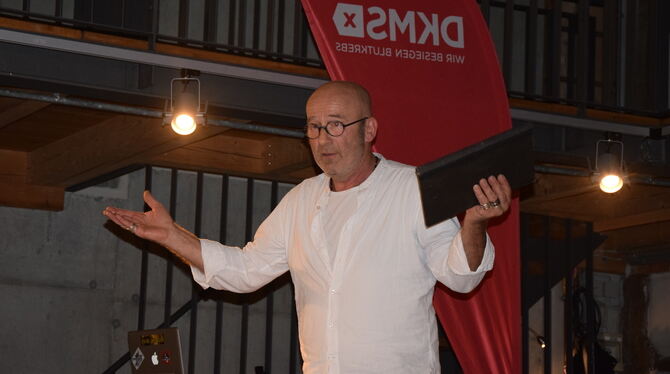 Schauspieler Berthold Biesinger vom Theater Lindenhof unterhielt die Besucher der Abschlussveranstaltung im Klosterhof mit schwäbischen Annek