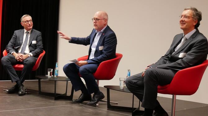 Sie führten bei der Veranstaltung »Wirtschaft trifft Kommune« eine angeregte Diskussion darüber, wie die Probleme der Zeit gelös