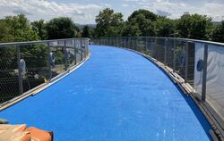 Die Radbrücke West hat bereits ihr Namensschild: Sie heißt Ann-Arbor-Bücke, nach der US-amerikanischen Partnerstadt in Michigan.
