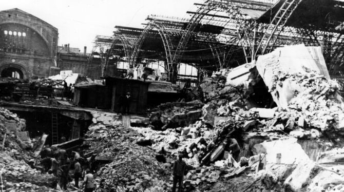 .Geschichte_DDR,2._WK,40er_Jahre,1940er_Jahre,Arbeit,Arbeiter,Architektur,Aufbau,Bahn,Bahnhof,Bauwerk,Bauwerke,Gebäude,Geschicht Aufräumarbeiten: Der von Luftangriffen zerstörte Leipziger Bahnhof 1947.