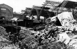 Aufräumarbeiten: Der von Luftangriffen zerstörte Leipziger Bahnhof 1947.