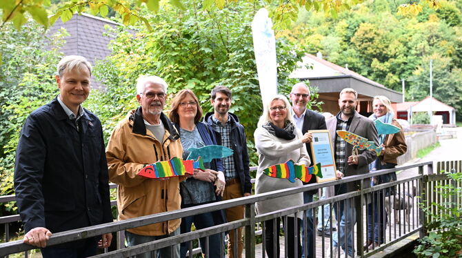 Lichtensteins Bürgermeister Peter Nußbaum (von links) freut sich  gemeinsam mit den Künstlern Peter Häußler und Sabine Heid, Han