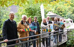 Lichtensteins Bürgermeister Peter Nußbaum (von links) freut sich  gemeinsam mit den Künstlern Peter Häußler und Sabine Heid, Han