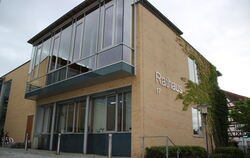 Vor 24 Jahren wurde es eingeweiht, nun stehen Sanierungen am Riedericher Rathaus an