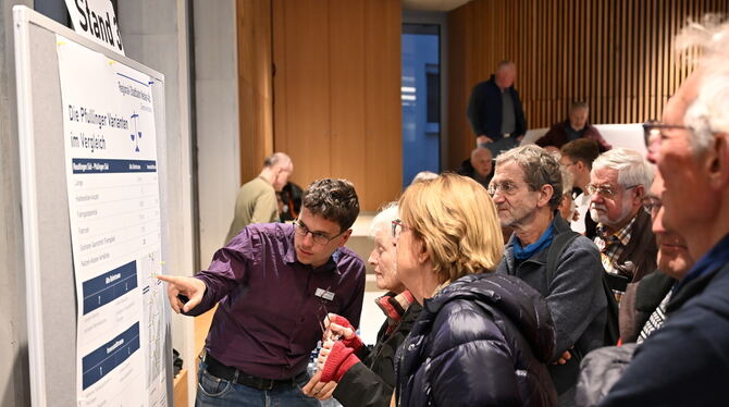 Reges Interesse: Die Mitarbeiter des Zweckverbands Regional-Stadtbahn gingen auf jede Frage ein.