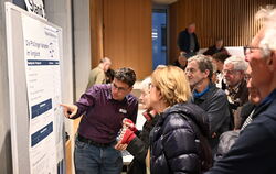 Reges Interesse: Die Mitarbeiter des Zweckverbands Regional-Stadtbahn gingen auf jede Frage ein.