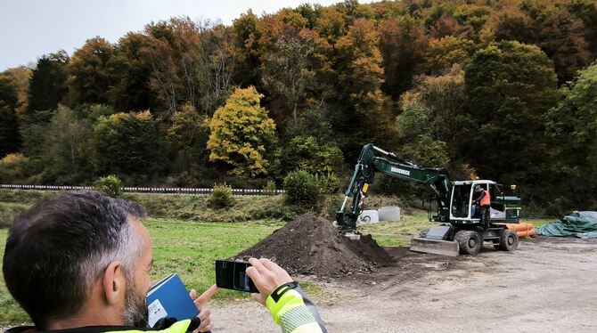 Michael Weber vom Büro »SI Beratende Ingenieure« hält den Spatenstich des Gewerbegebiets Ententäle III fest. In der Kanzel des B