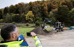 Michael Weber vom Büro »SI Beratende Ingenieure« hält den Spatenstich des Gewerbegebiets Ententäle III fest. In der Kanzel des B