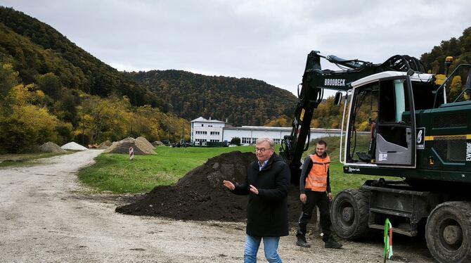 Spatenstich-BM »Bitte keinen Beifall«, scheint Bürgermeister Rebmann hier zu sagen. Zuvor hatte er vom Bagger aus - unter Anleitung eines Bauar