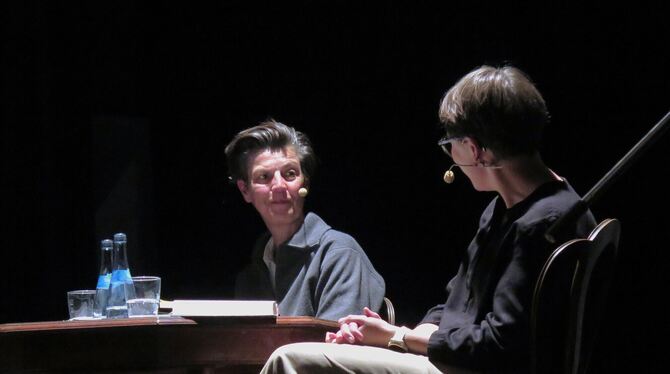 Carolin Emcke, Katharina Luther Carolin Emcke (links) im Gespräch mit Katharina Luther.