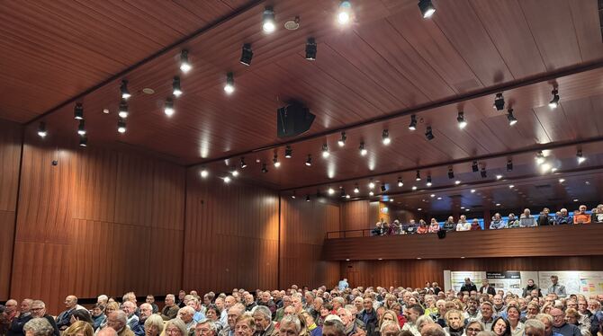 Voller Saal, aufgeheizte Stimmung - Der Brückenersatzneubau treibt die Aichtaler um.  FOTO: RUOF