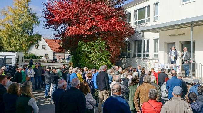 Matthias Schlegel (links stehend auf der Empore) und Berthold Rath führten über hundert Interessierte in die Belsener Wirtschaft