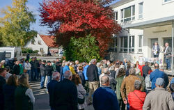 Matthias Schlegel (links stehend auf der Empore) und Berthold Rath führten über hundert Interessierte in die Belsener Wirtschaft