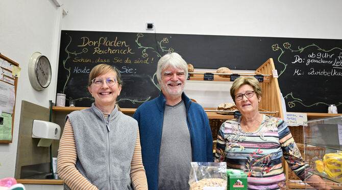 Willi Igel mit zwei Mitarbeiterinnen des Dorfladens: Mini-Jobberin Simone Fink (links) und Margret Walser, eine von fast 50 Ehre