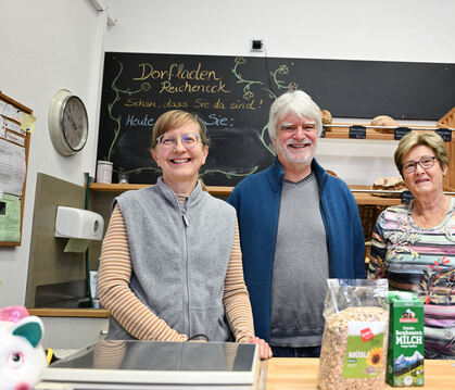 Willi Igel mit zwei Mitarbeiterinnen des Dorfladens: Mini-Jobberin Simone Fink (links) und Margret Walser, eine von fast 50 Ehre