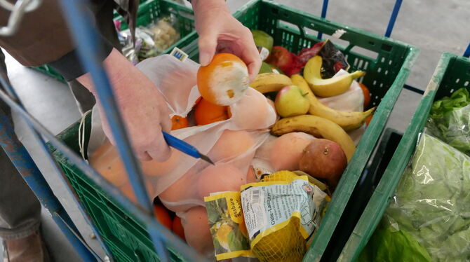 Reutlinger Tafel Die guten ins Körbchen, die schlechten in die Tonne: Die Fahrer der Tafel nehmen nur gute Lebensmittel mit.