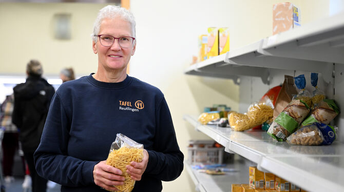 Tafel, Reutlingen, KI, Lebensmittel, Die Leiterin der Reutlinger Tafel, Karin Schenk, vor halbvollen Regalen.