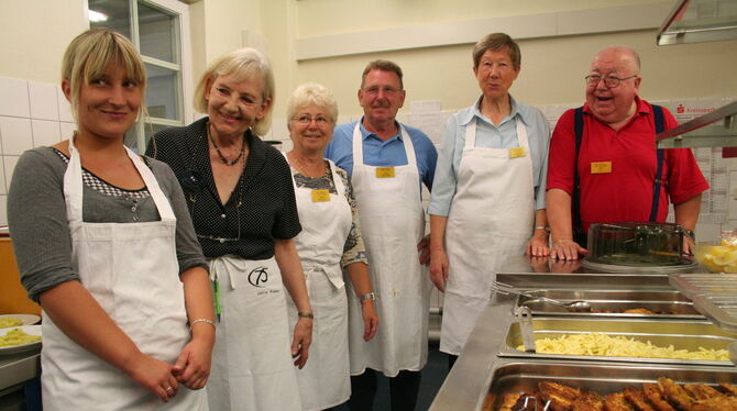 S-Haus Reutlingen Ein Foto aus dem September 2008 zeigt die damalige ehrenamtliche Küchen-Crew im Lobbyrestaurant Unter den Leuten.