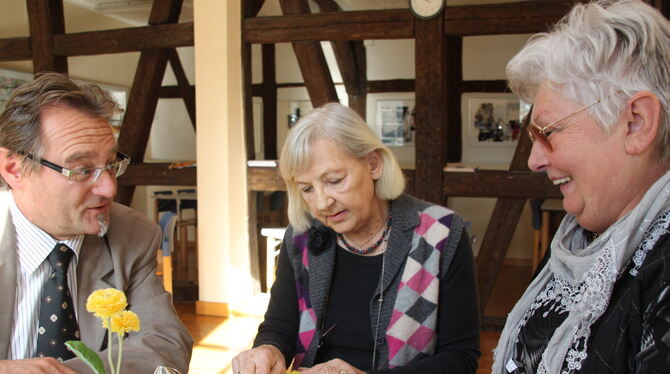 S-Haus Reutlingen Auf dem Foto die langjährige Vorsitzende des Lobbyrestaurants Elvira Laraia (rechts) und Achim Scherzinger (links) zum zehnten G