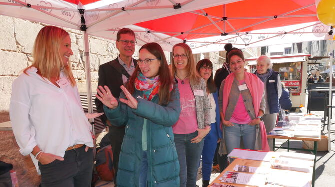 Beim Aktionstag informierten am Dienstag vor dem Reutlinger Spitalhof Vertreterinnen und Vertreter von Hilfsorganisationen über