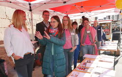 Beim Aktionstag informierten am Dienstag vor dem Reutlinger Spitalhof Vertreterinnen und Vertreter von Hilfsorganisationen über