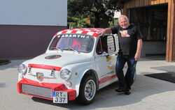 Aus alt mach neu: Jakob Böpple mit seinem Fiat Abarth, an dem er zehn jahre lang »herumbastelte«.