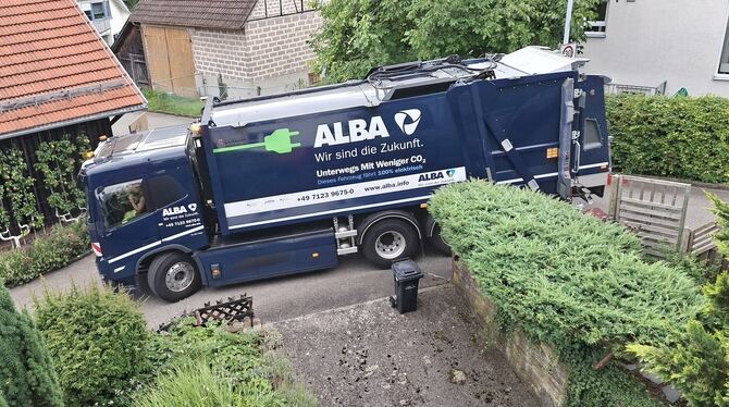 E-Müllauto Alba Entsorgung Lkw elektrisch angetrieben Einer der beiden elektrrisch angetriebenen Müllabfuhr-Lkw von Alba Neckar-Alb hält an einer vollen Restmülltonne in Glems.